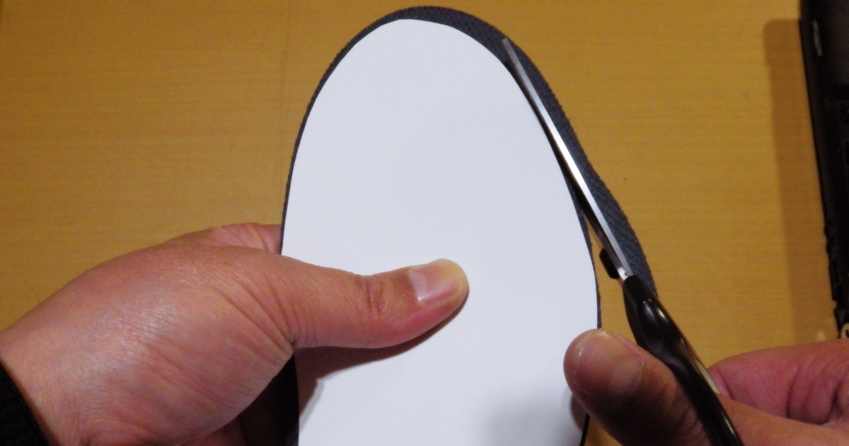 インソールを型紙にあわせてカットします