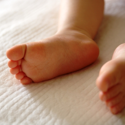 赤ちゃんの足裏は土踏まずがまだ発達していない